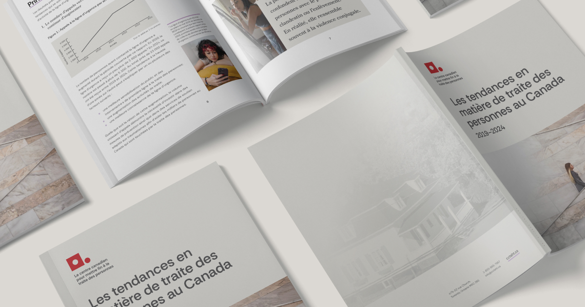 Une série de rapports imprimés en français, intitulés Les tendances en matière de traitement des personnes au Canada 2023-2024, avec des images, des graphiques et du texte visibles sur les pages ouvertes. Les couvertures présentent une légère image de maison.