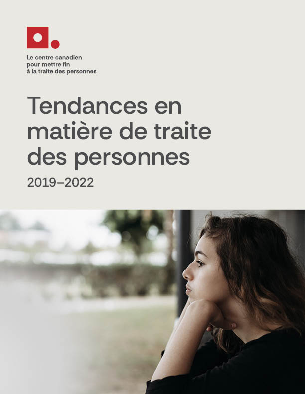 Couverture d'un rapport intitulé « Tendances en matière de traite des personnes au Canada 2019-2022 » publié par le Centre canadien pour mettre fin à la traite des personnes, représentant une jeune femme assise et regardant par la fenêtre.