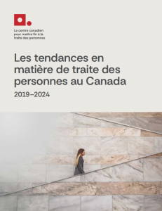 Couverture d'un rapport intitulé « Tendances en matière de traite des personnes au Canada 2019-2024 » publié par le Centre canadien pour mettre fin à la traite des personnes, représentant une jeune femme assise et regardant par la fenêtre.