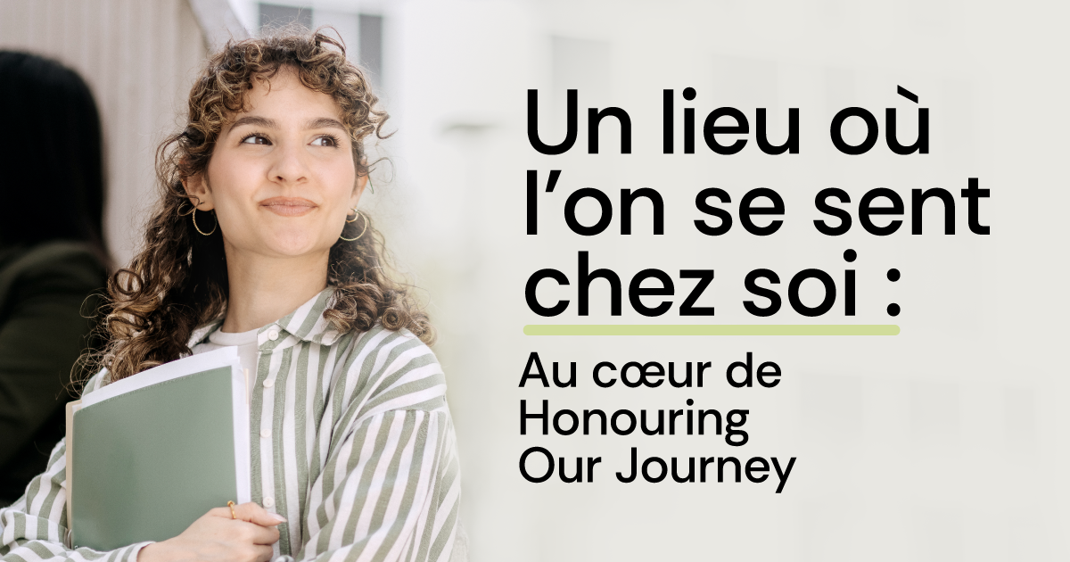 Une jeune femme aux cheveux bouclés tient un dossier et sourit. À côté d'elle, on peut lire : « Un lieu où l'on se sent chez soi : Au cœur de Honouring Our Journey », sur un fond beige.